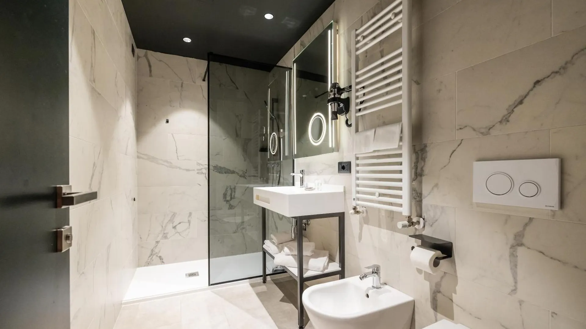 ****  Joy 124 Hotel Milano Italia