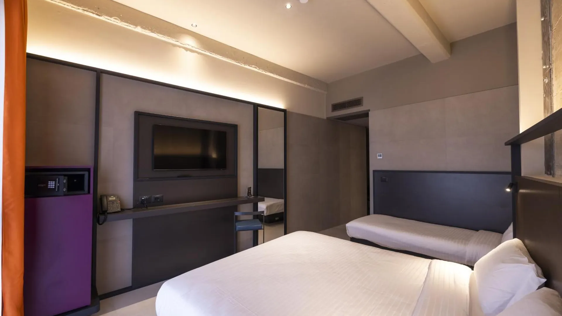 ****  Joy 124 Hotel Milano Italia